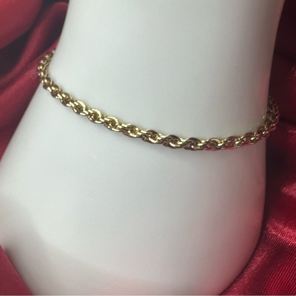 Luxurious Gold Tone Rope Chain Bracelet - Picture 2 of 9